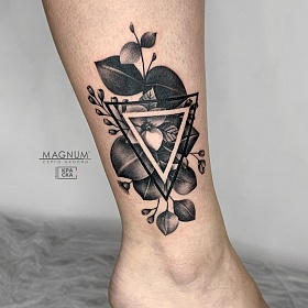 Серго Акопян, реализм тату, realism tattoo, черно белый реализм, черная татуировка, тату цветок, реалистичная тату, тату на ноге, тату цветы
