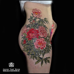 Александр Мосолов, цветная татуировка, ориентал, ориентал тату, японская татуировка, тату япония, тату в японском стиле,  тату на боку, тату пионы, японская живопись, японский пион