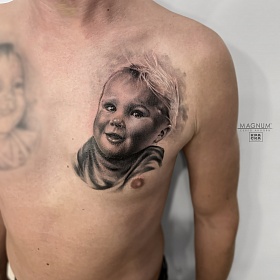 Серго Акопян, реализм тату, realism tattoo, черно белый  реализм, чб татуировка, тату на груди, реалистичная тату, тату портрет ребенка